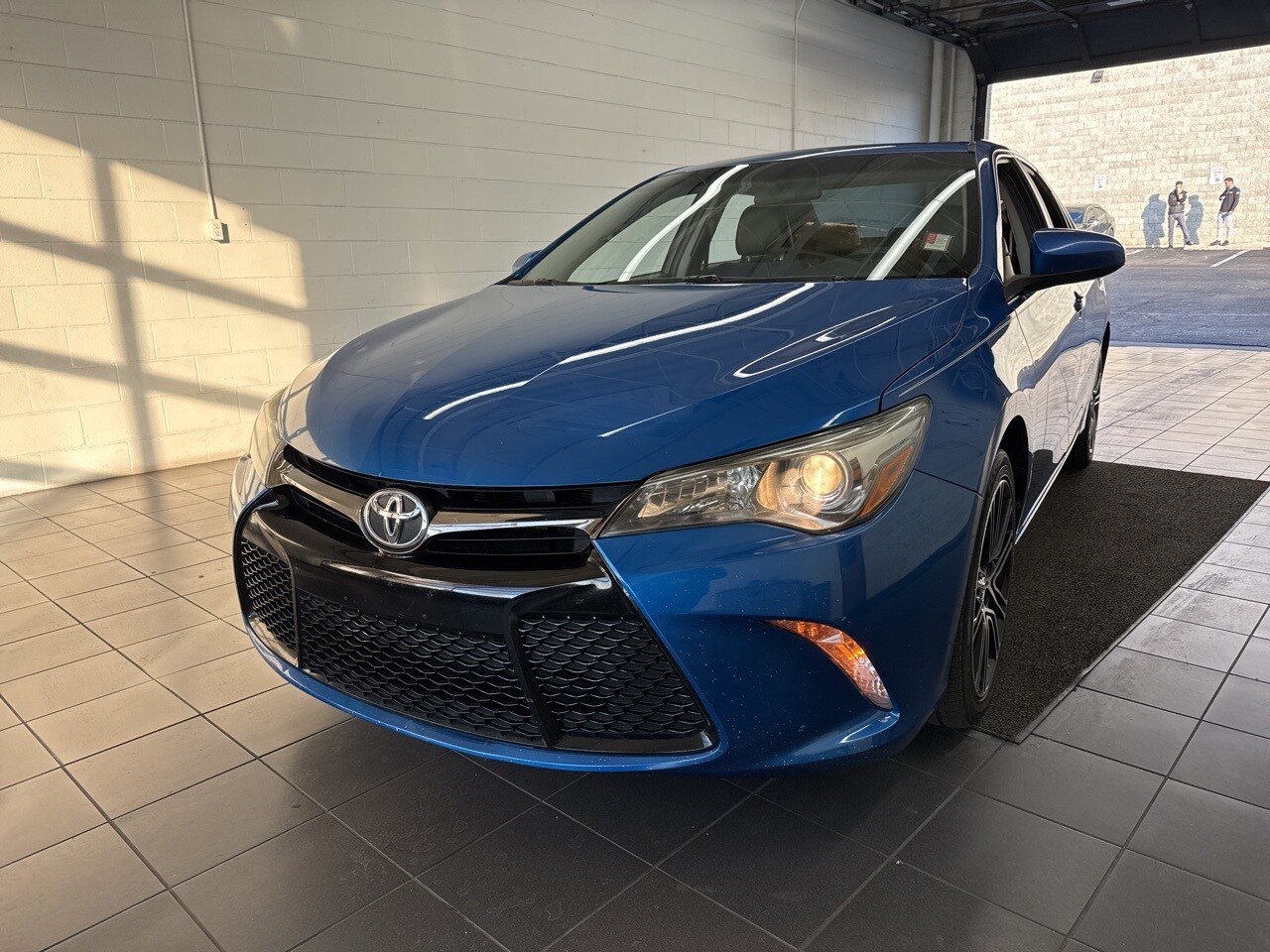 2016 Toyota Camry SE photo 3