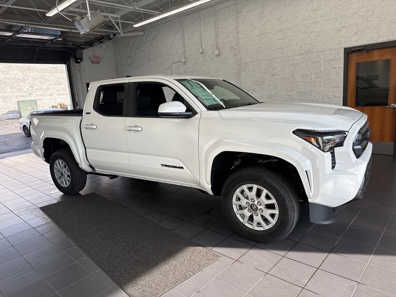 2025 Toyota Tacoma SR5's photo