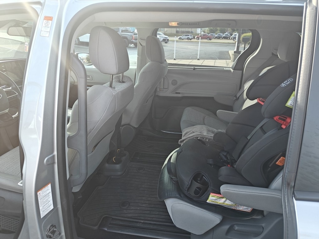 Used 2021 Toyota Sienna LE Minivan/Van