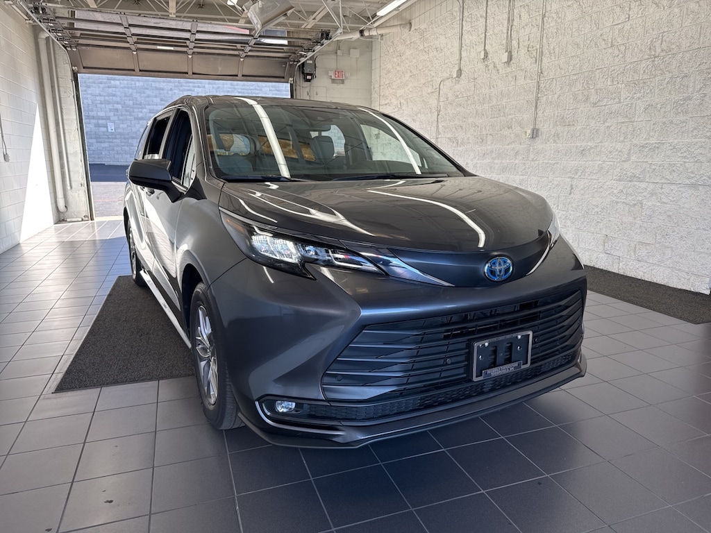 Certified 2025 Toyota Sienna XLE Minivan/Van