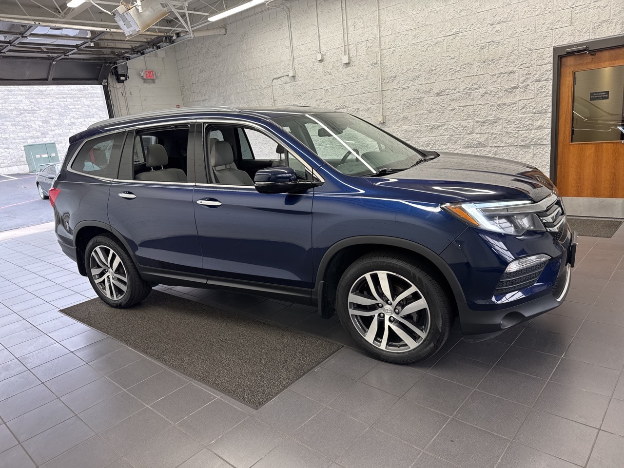 2017 Honda Pilot Elite's photo