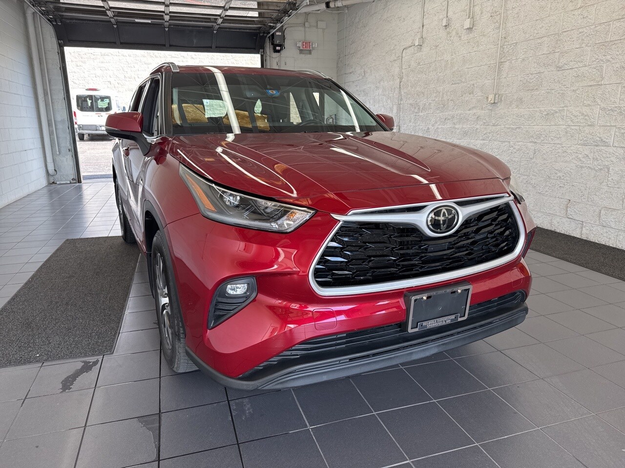 2021 Toyota Highlander XLE photo 2