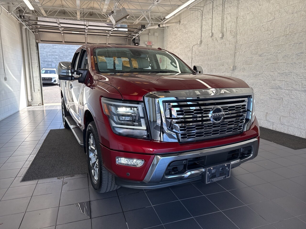 2021 Nissan Titan SL photo 2