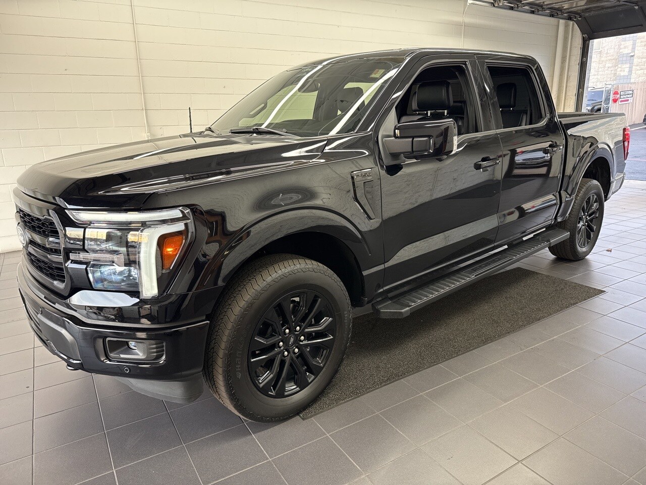 2025 Ford F-150 Lariat photo 4