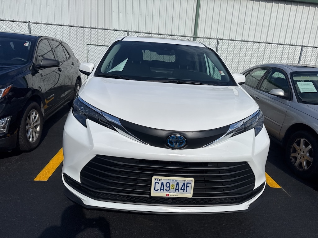 Used 2025 Toyota Sienna LE Minivan/Van