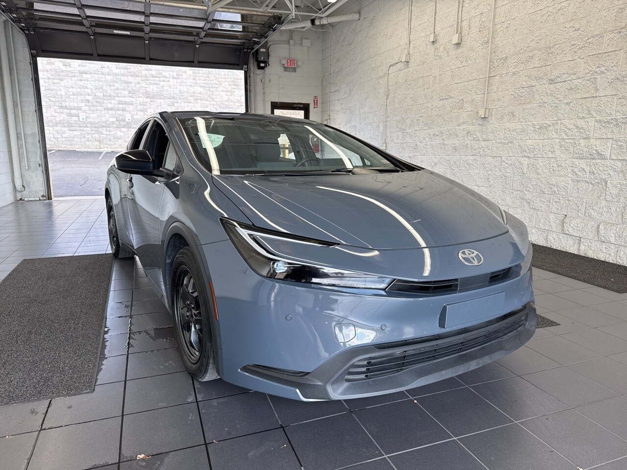2024 Toyota Prius LE photo 2
