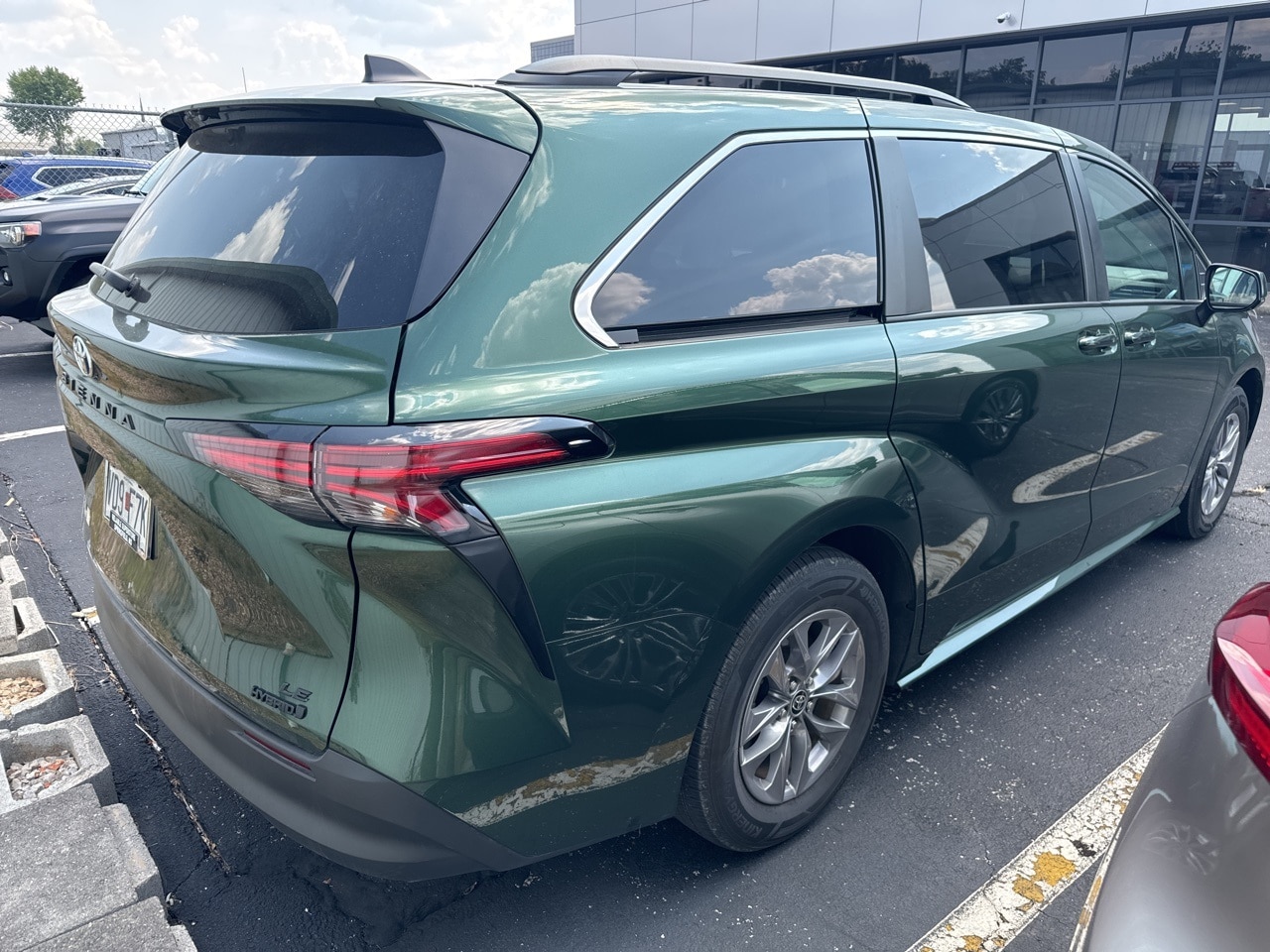 Used 2022 Toyota Sienna LE with VIN 5TDBRKEC1NS081432 for sale in Springfield, MO