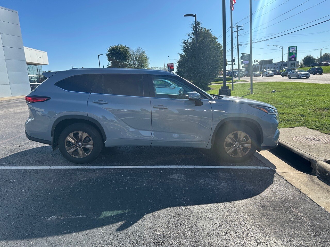 2023 Toyota Highlander Hybrid Bronze Edition photo 3