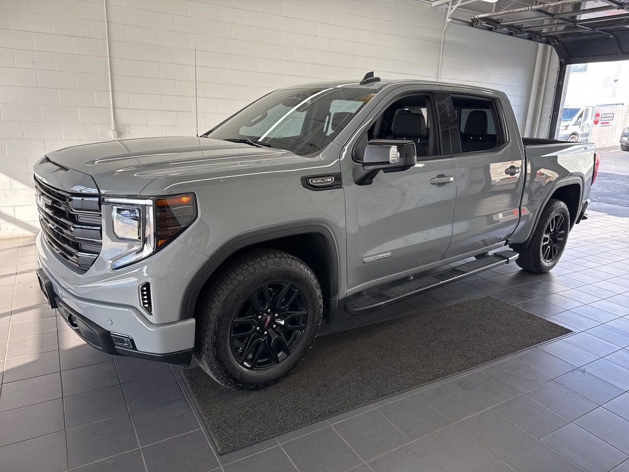 View vehicle photo 4