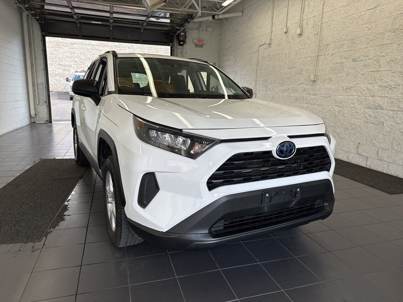 2020 Toyota RAV4 Hybrid LE photo 2