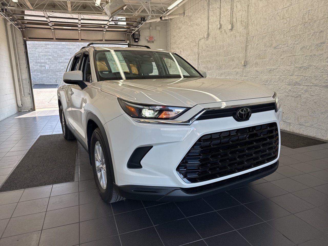 Used 2024 Toyota Grand Highlander XLE with VIN 5TDACAB50RS024528 for sale in Springfield, MO