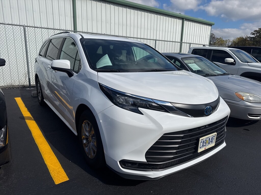 Used 2025 Toyota Sienna LE Minivan/Van