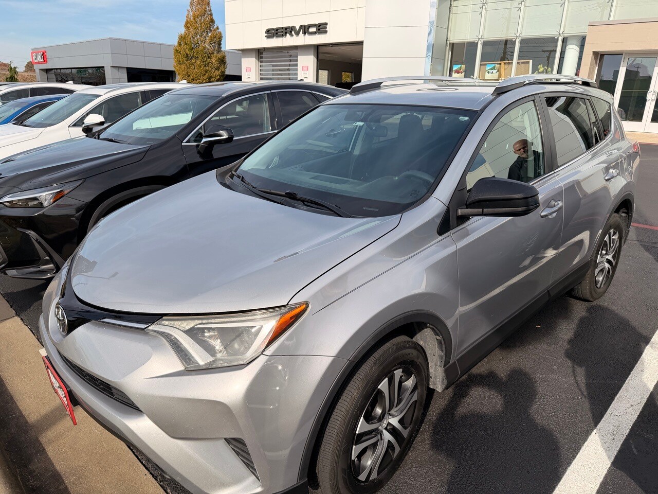 2016 Toyota RAV4 LE photo 4