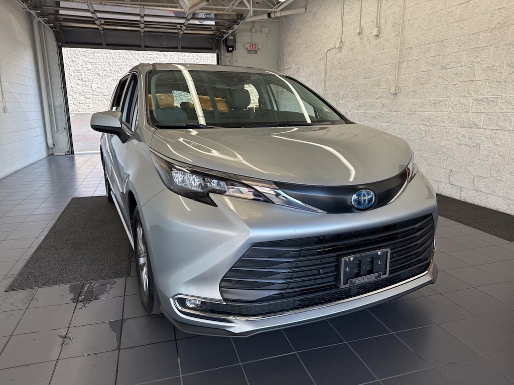 Certified 2024 Toyota Sienna XLE Minivan/Van