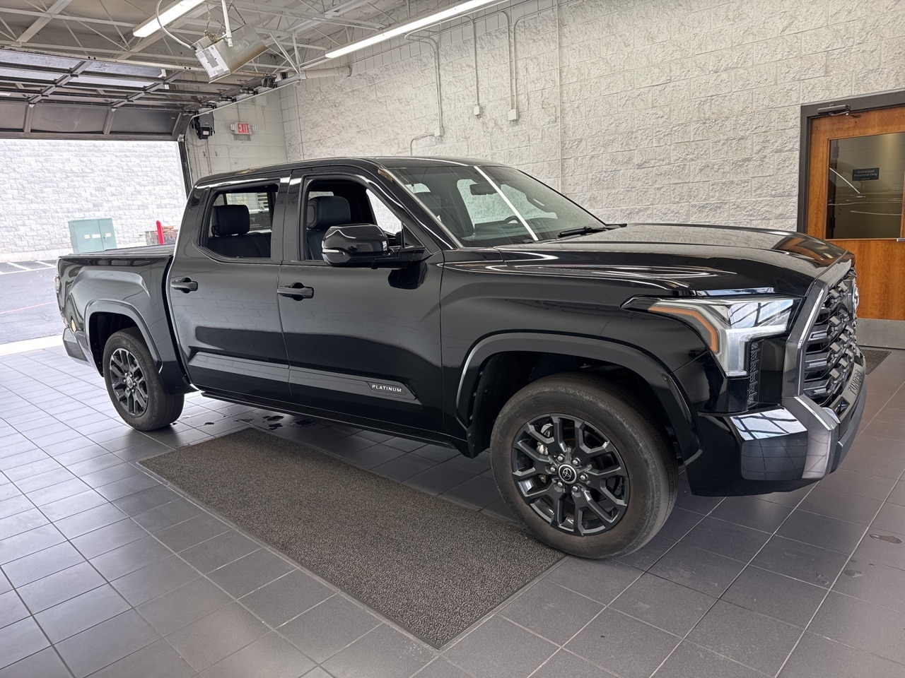 2023 Toyota Tundra Platinum's photo