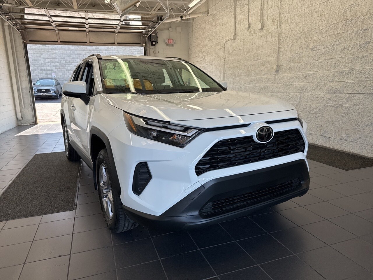 2025 Toyota RAV4 Hybrid XLE photo 2
