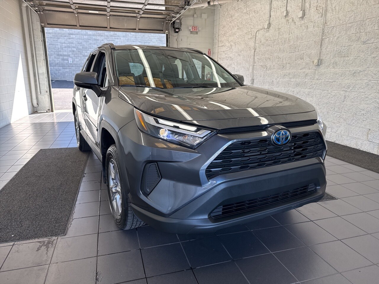 2023 Toyota RAV4 Hybrid XLE photo 2