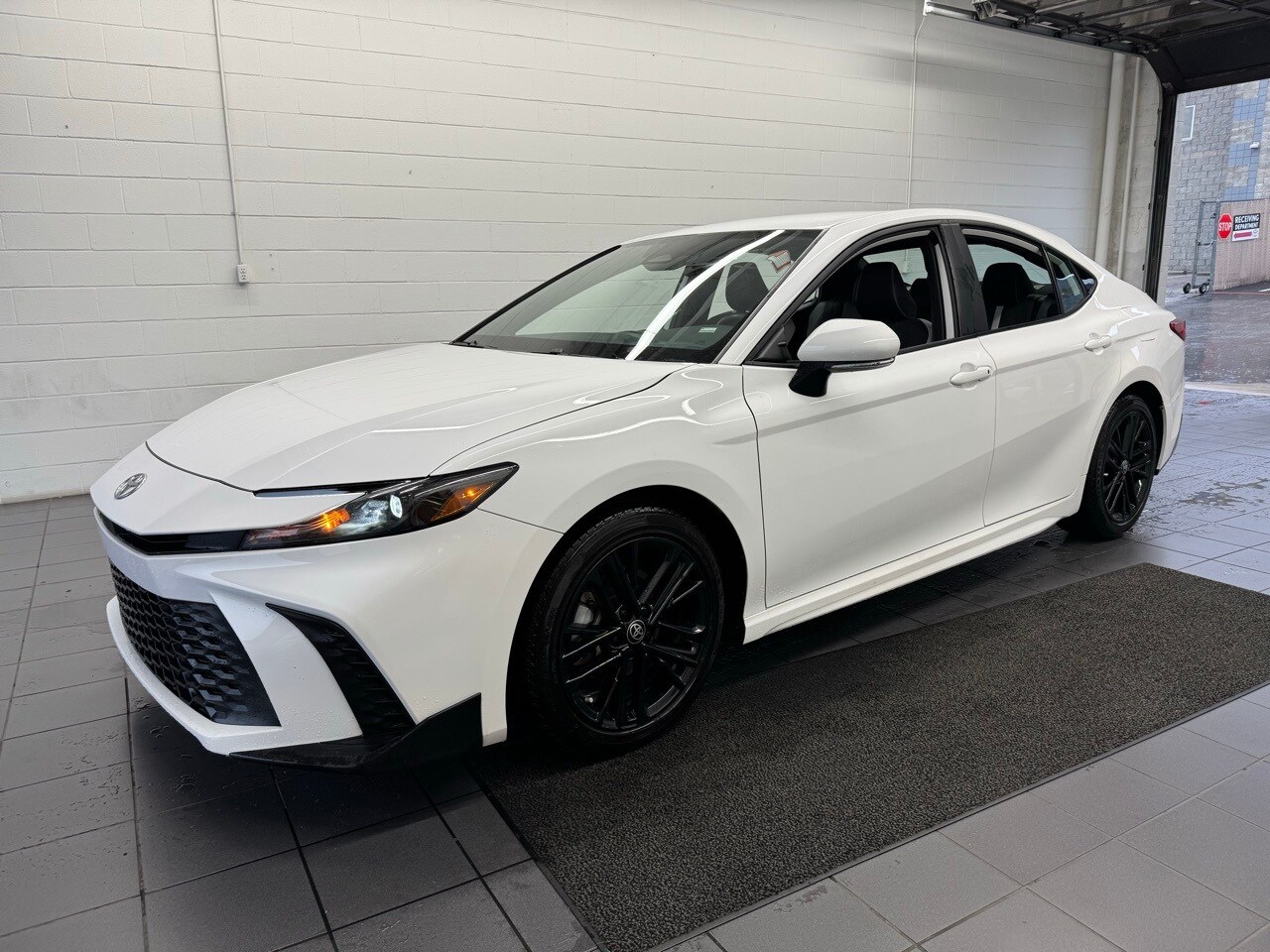 2025 Toyota Camry SE photo 3