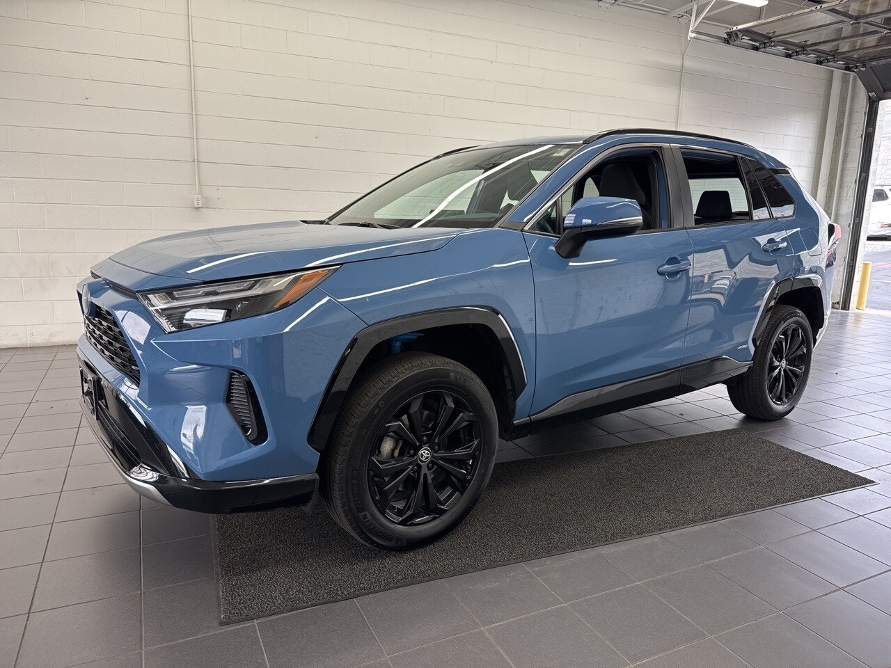 2024 Toyota RAV4 Hybrid SE photo 4
