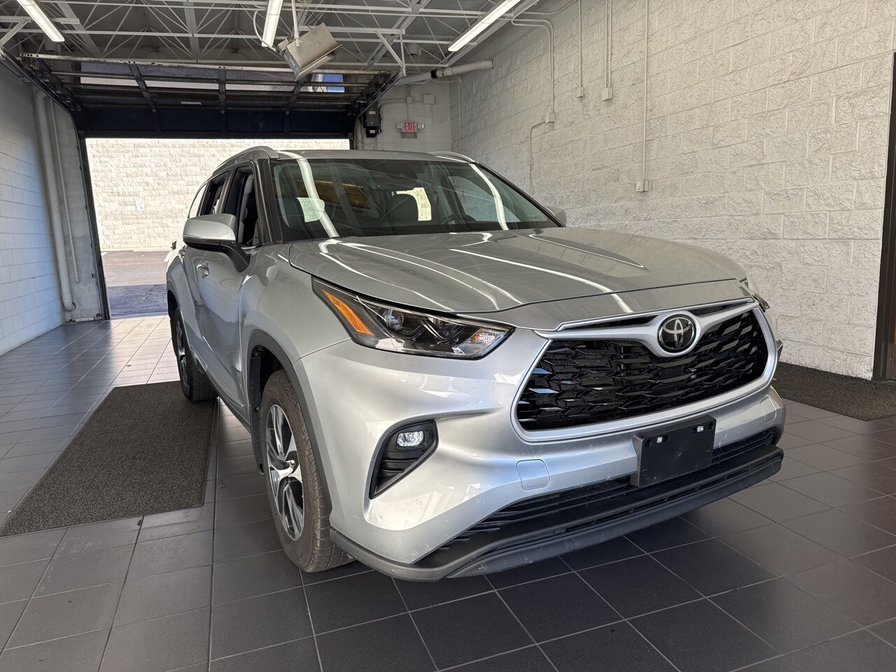 2023 Toyota Highlander XLE photo 2
