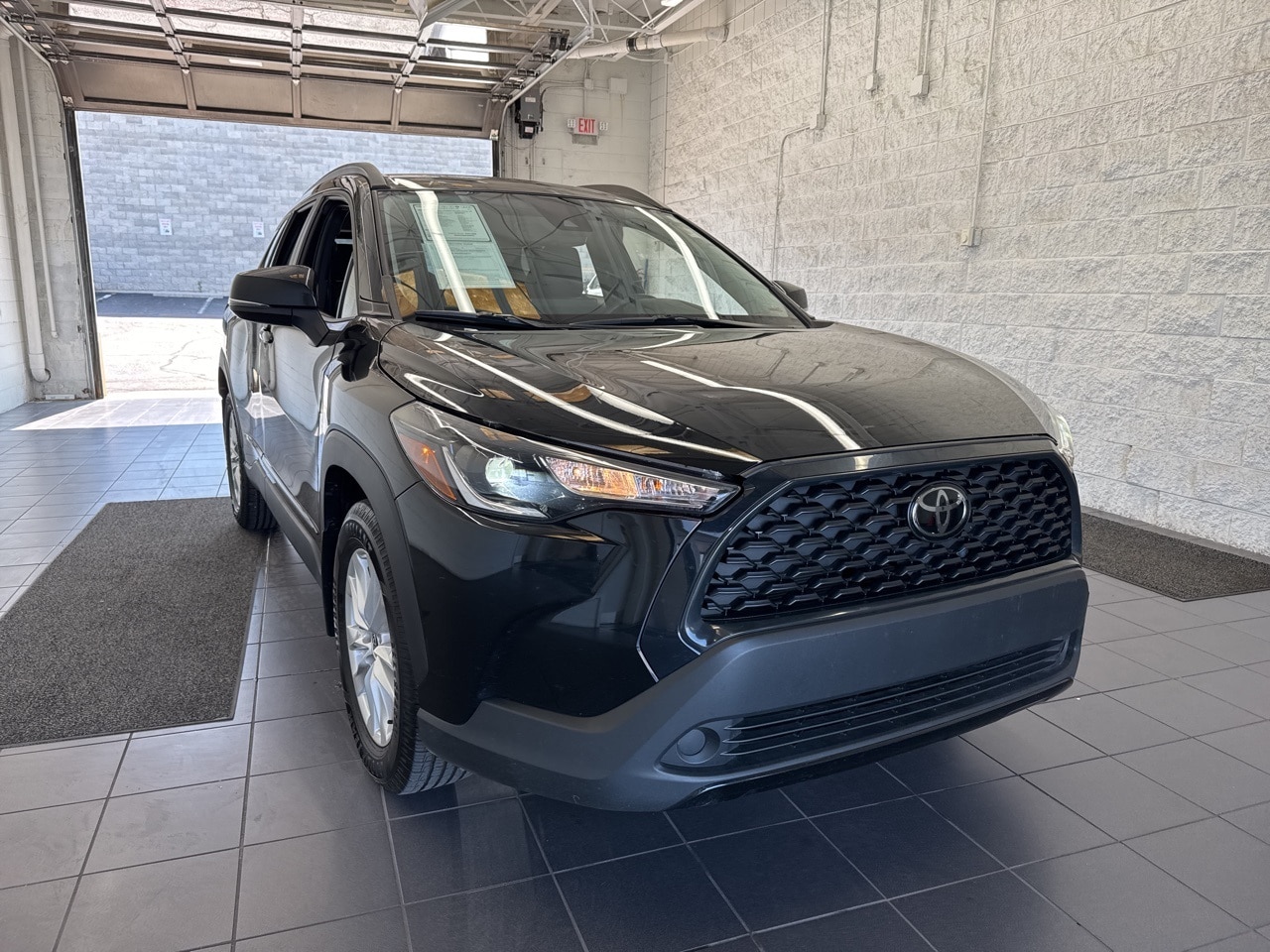 Used 2022 Toyota Corolla Cross LE with VIN 7MUCAAAG5NV010187 for sale in Springfield, MO