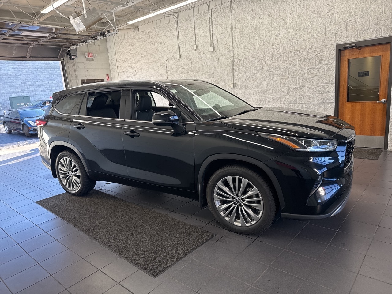 2021 Toyota Highlander Platinum's photo