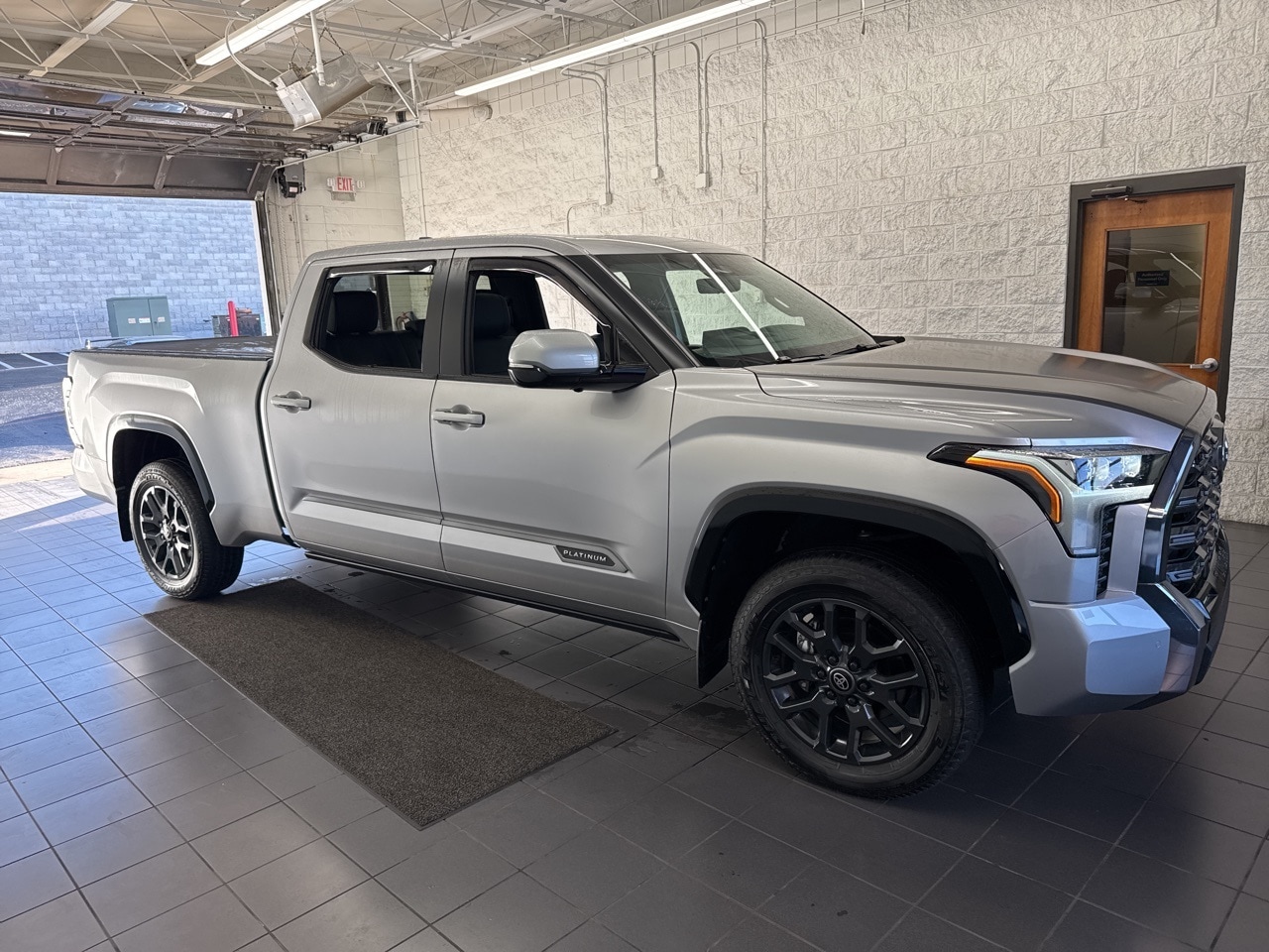 2025 Toyota Tundra Platinum's photo