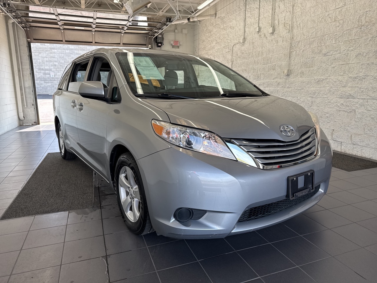 Used 2017 Toyota Sienna LE with VIN 5TDKZ3DC8HS768998 for sale in Springfield, MO