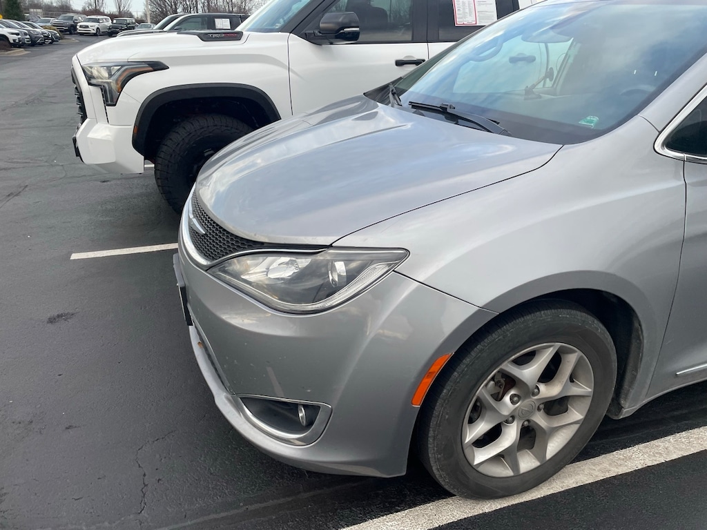 Used 2018 Chrysler Pacifica Touring L Minivan/Van