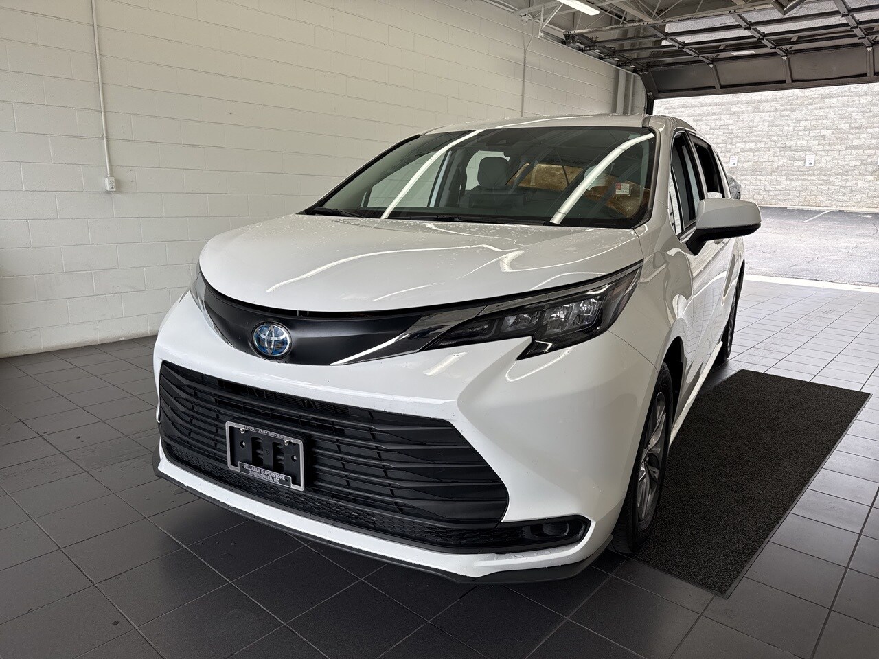 2024 Toyota Sienna LE photo 3