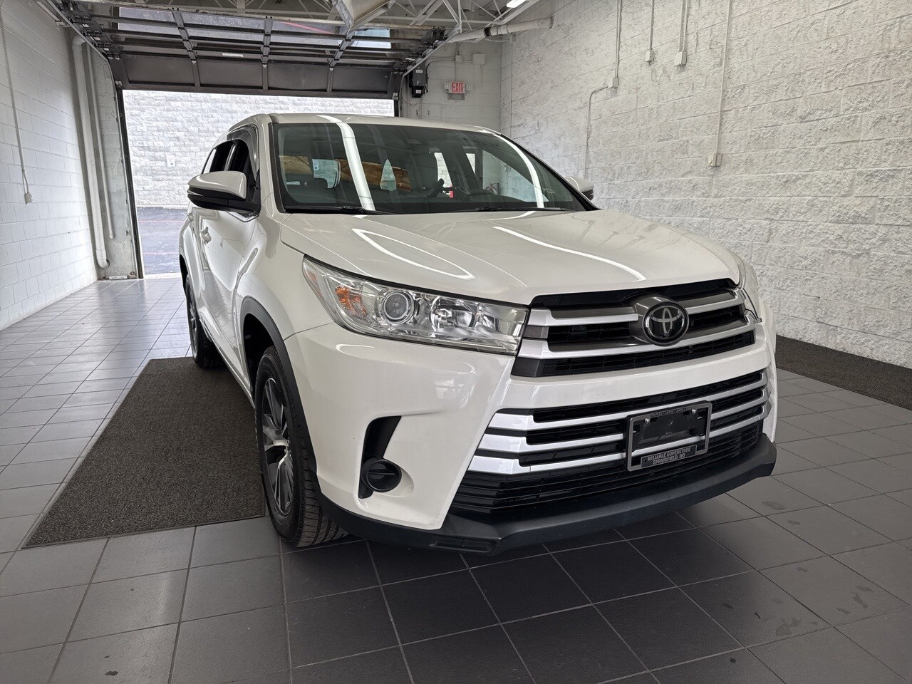 2018 Toyota Highlander LE photo 2