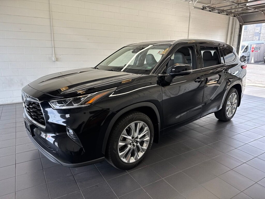 Used 2023 Toyota Highlander Limited SUV