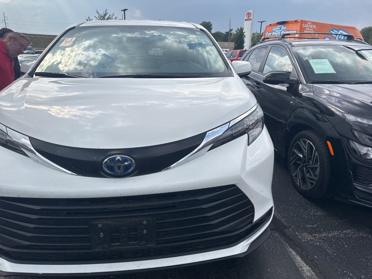 2024 Toyota Sienna LE photo 4