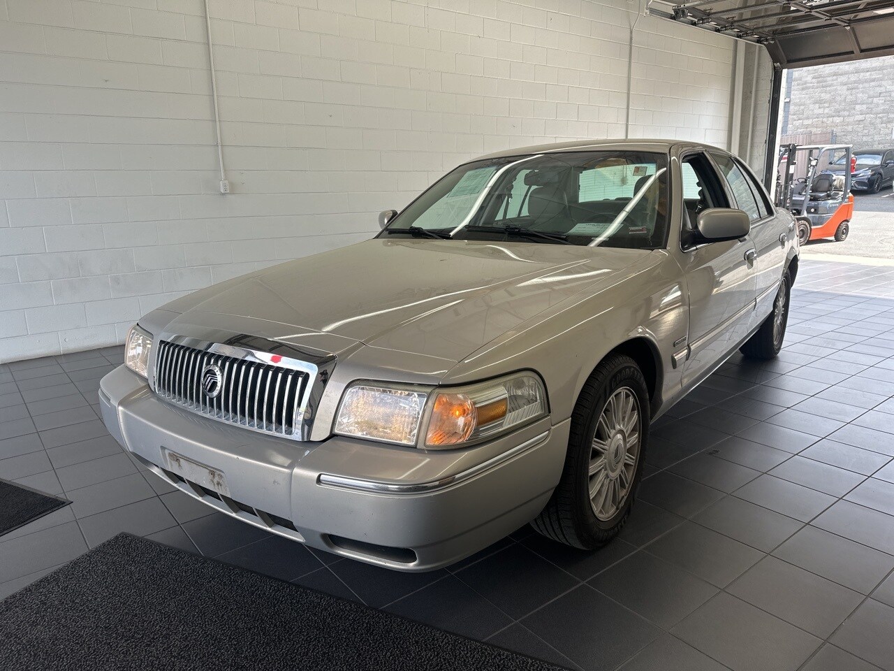 Used 2009 Mercury Grand Marquis LS with VIN 2MEHM75V19X635214 for sale in Springfield, MO
