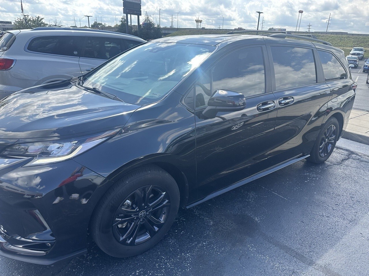 2024 Toyota Sienna XSE photo 3