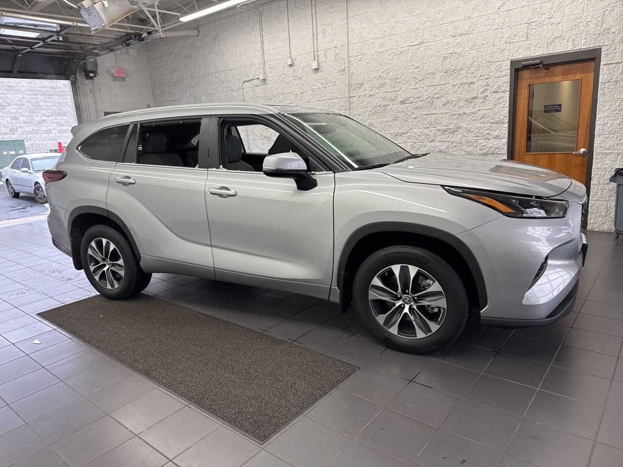 2024 Toyota Highlander XLE's photo