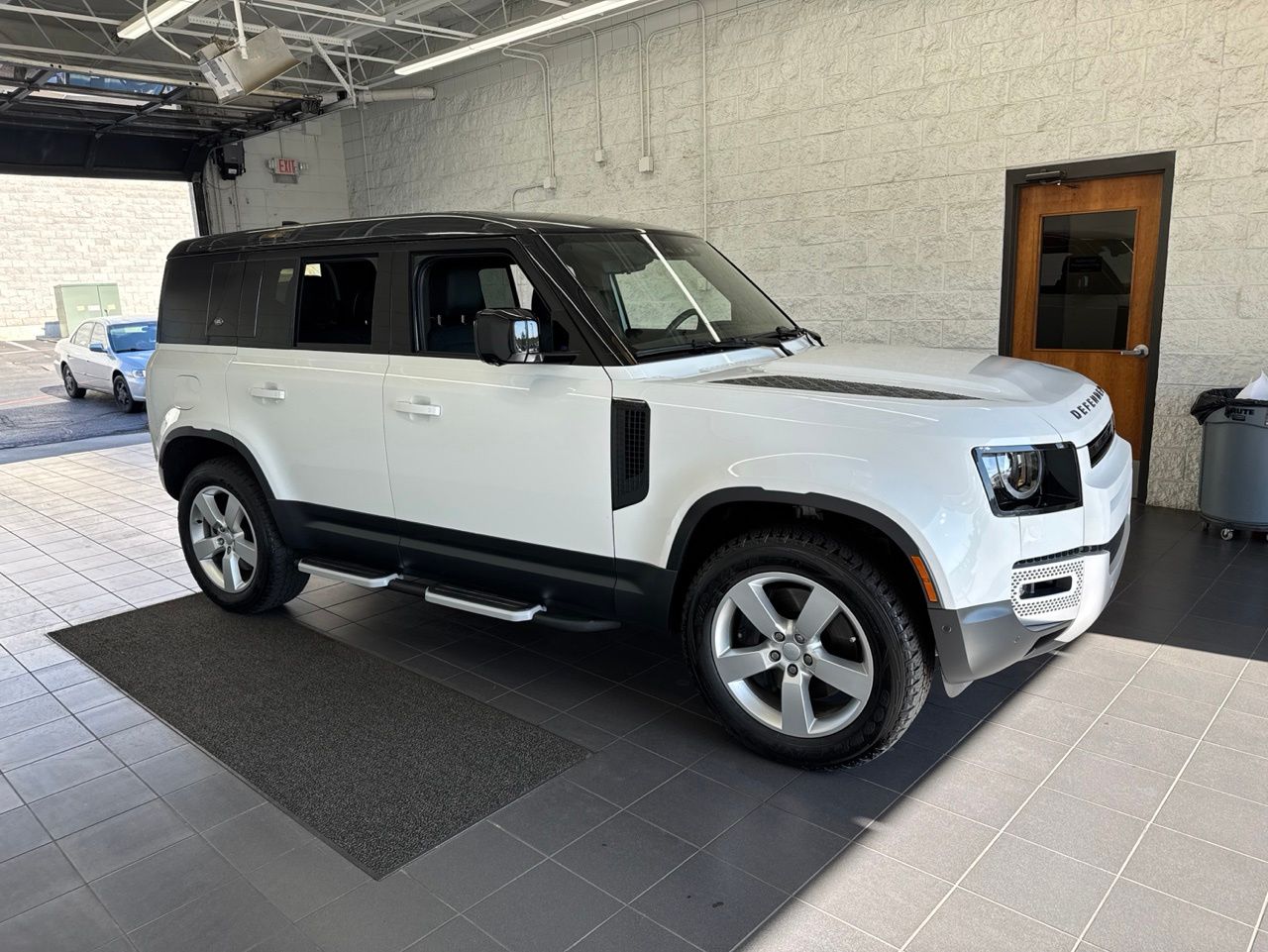 2024 Land Rover Defender 110 SE P400's photo