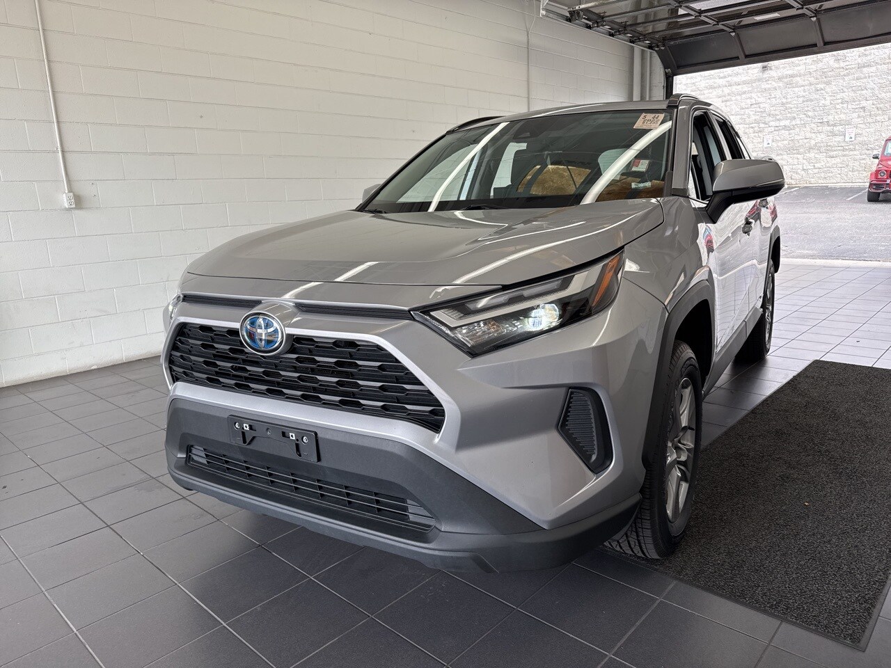 2022 Toyota RAV4 Hybrid XLE photo 2