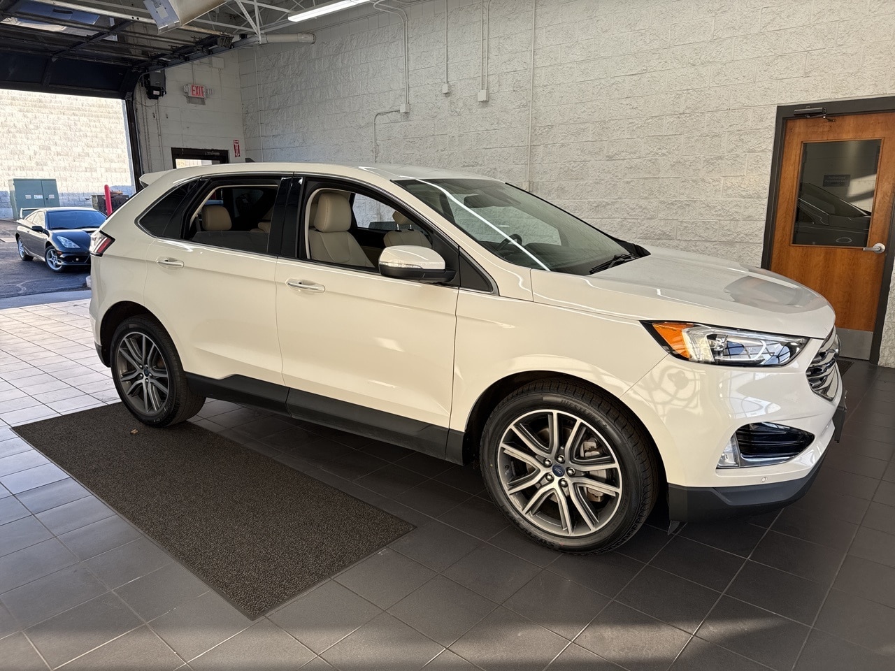 2021 Ford Edge Titanium's photo