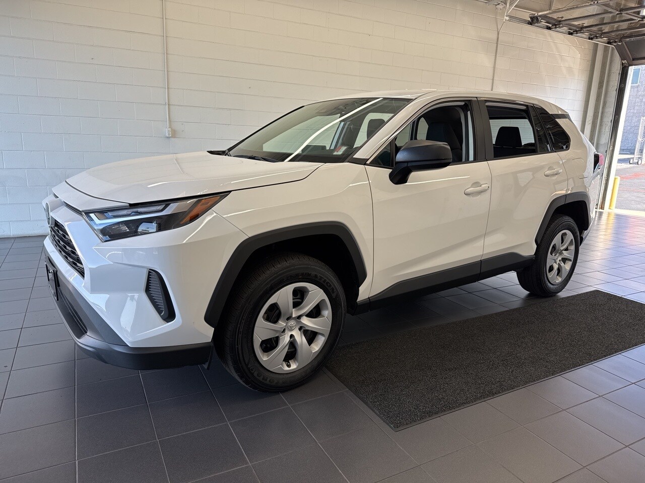 2024 Toyota RAV4 LE photo 4
