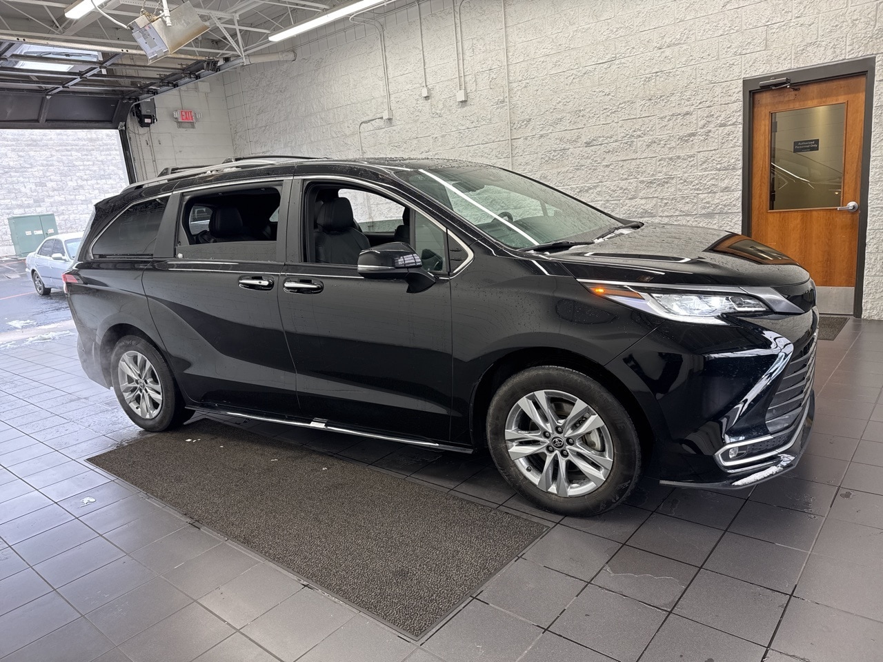 2025 Toyota Sienna Limited's photo