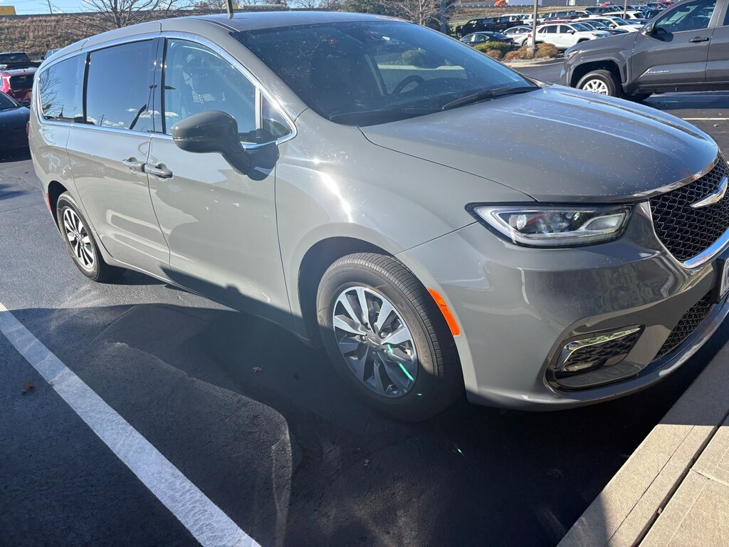 Used 2022 Chrysler Pacifica Hybrid Touring L Minivan/Van