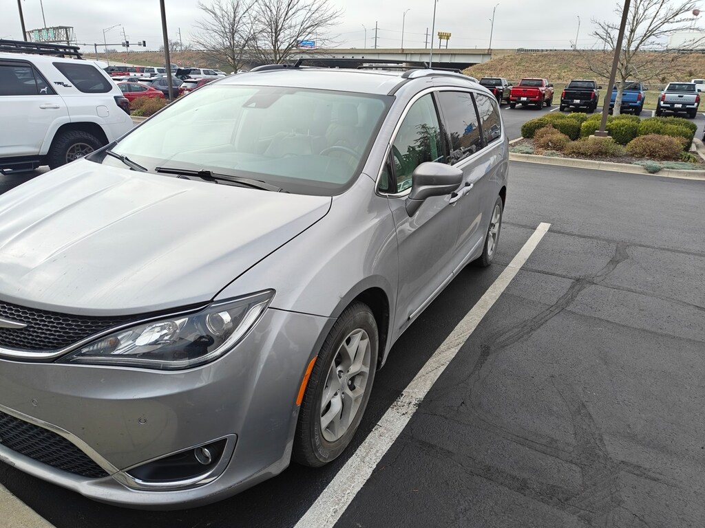 Used 2018 Chrysler Pacifica Touring L Minivan/Van
