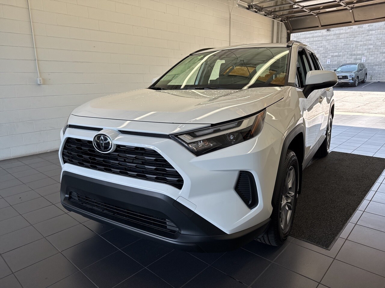 2025 Toyota RAV4 Hybrid XLE photo 3