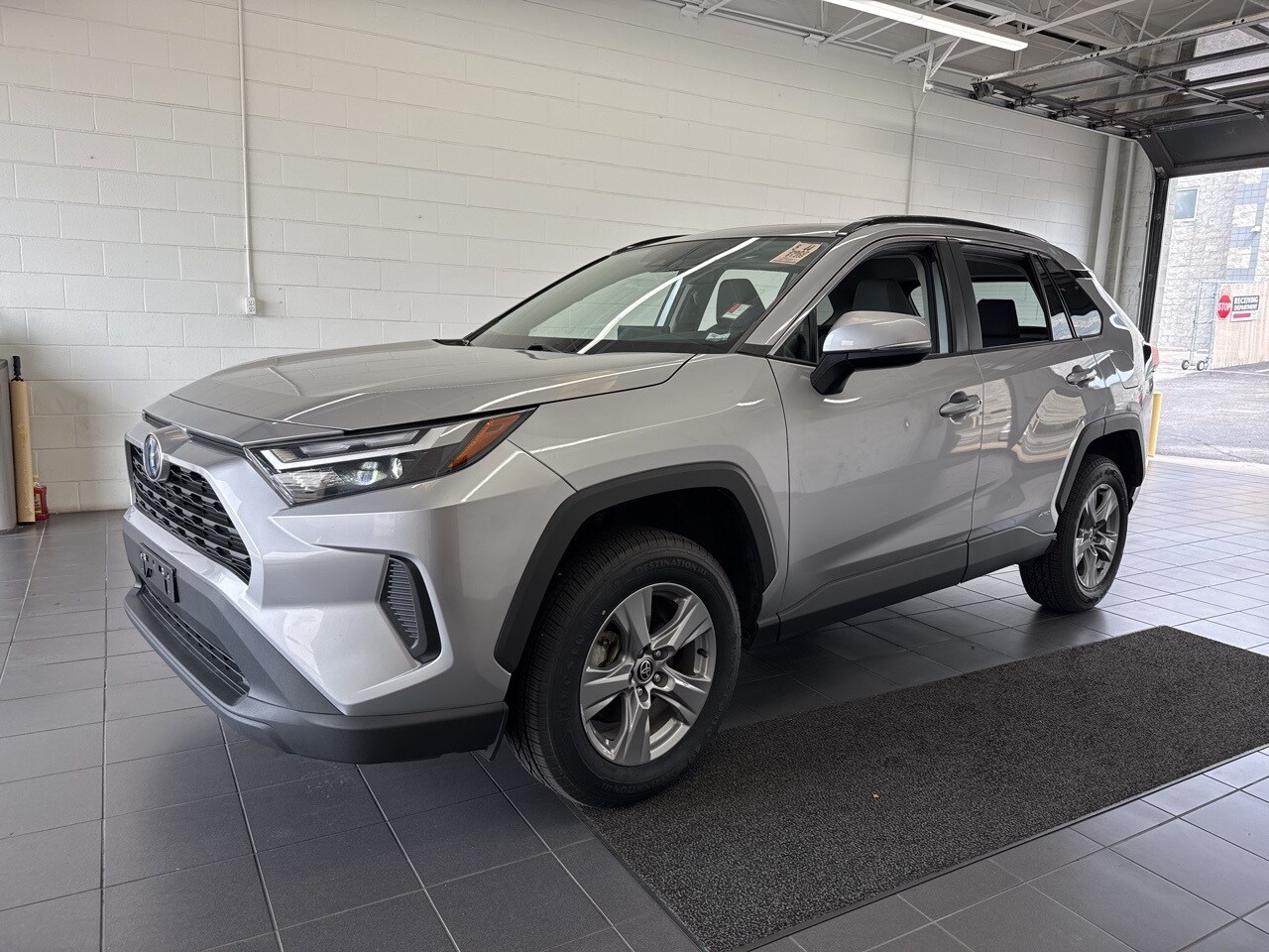2022 Toyota RAV4 Hybrid XLE photo 3