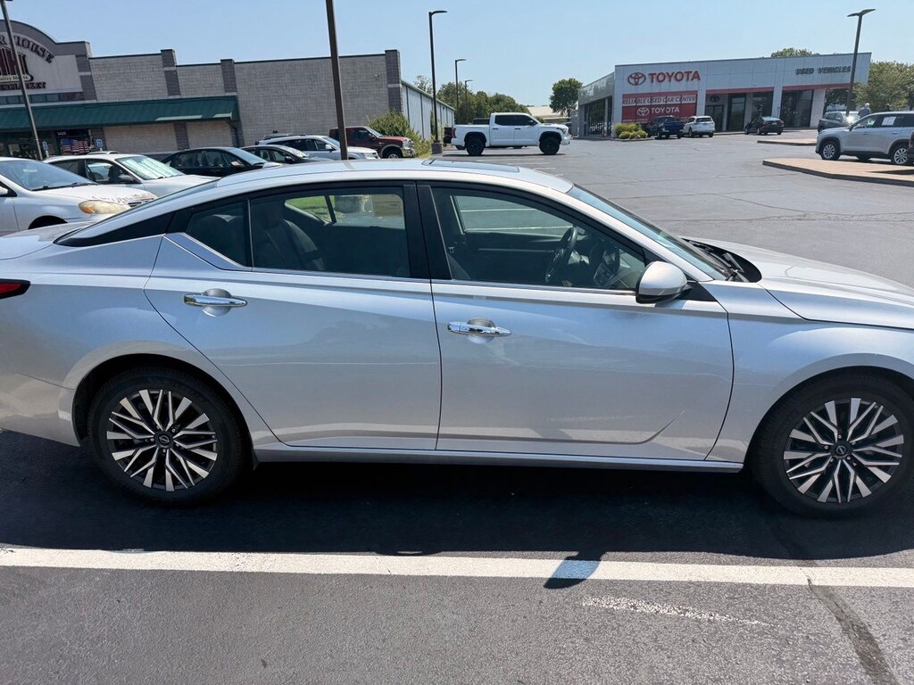 Used 2023 Nissan Altima 2.5 SV Sedan