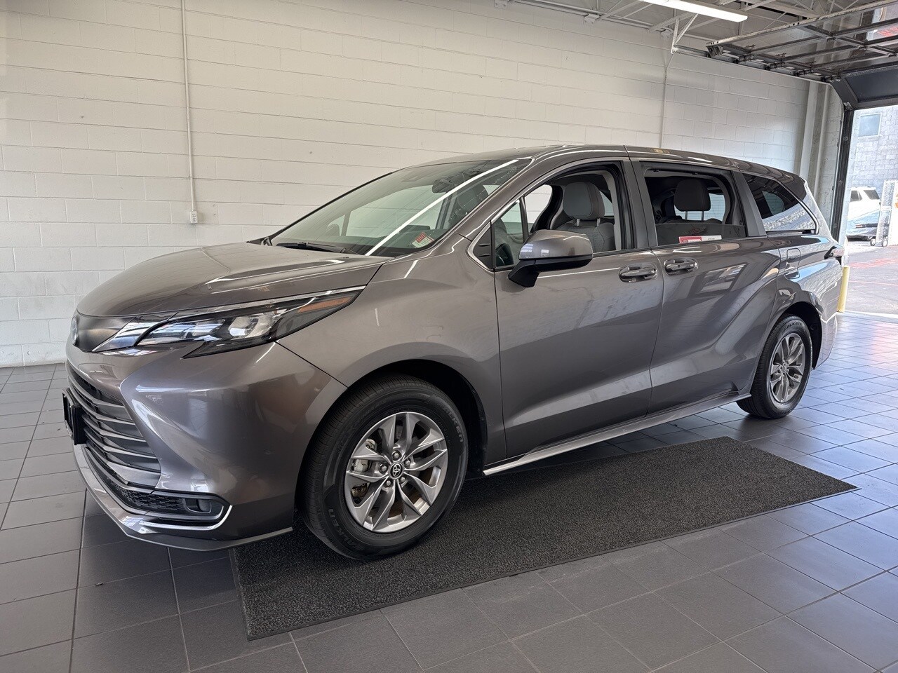 2024 Toyota Sienna LE photo 4