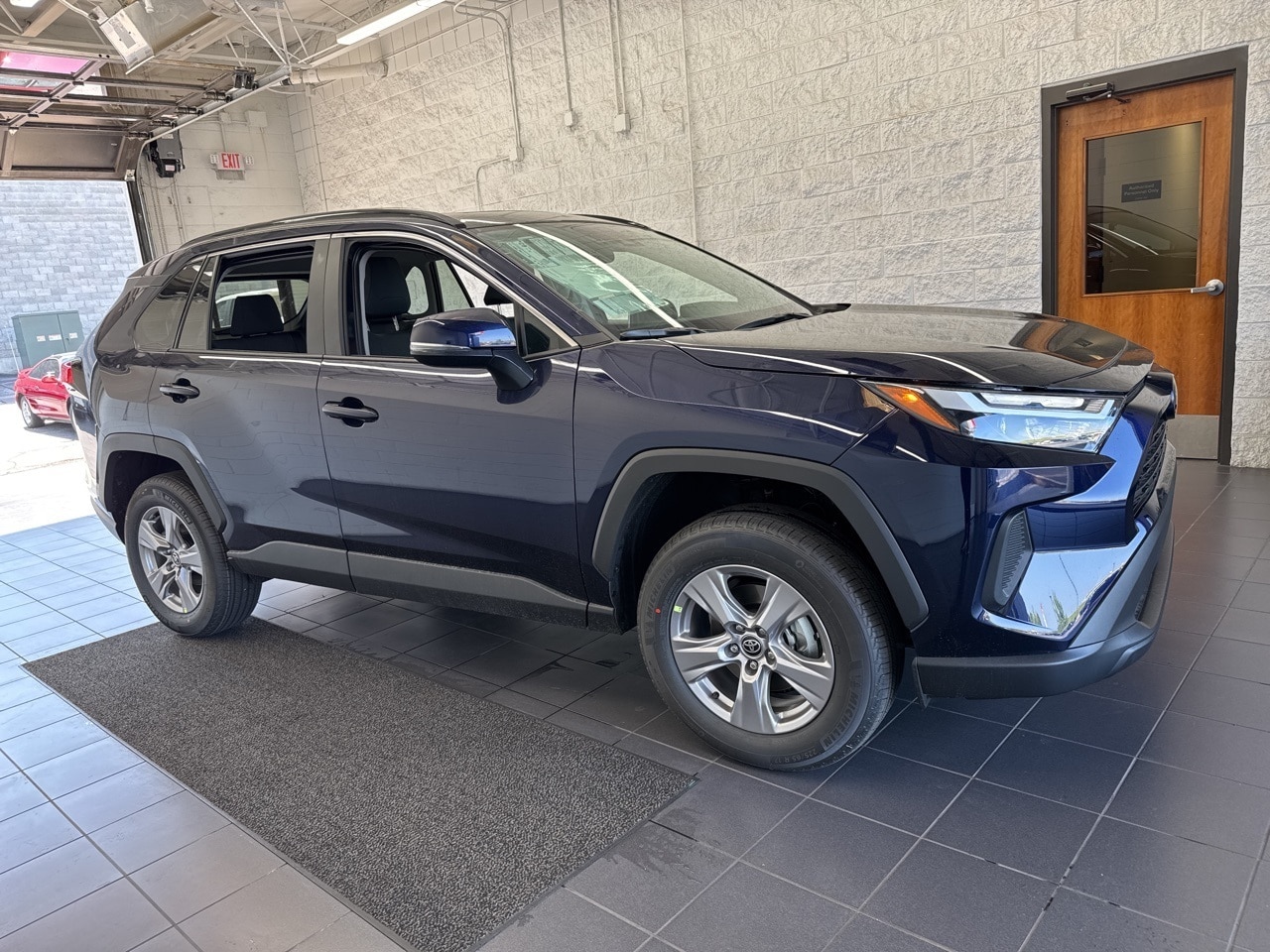 2025 Toyota RAV4 XLE's photo