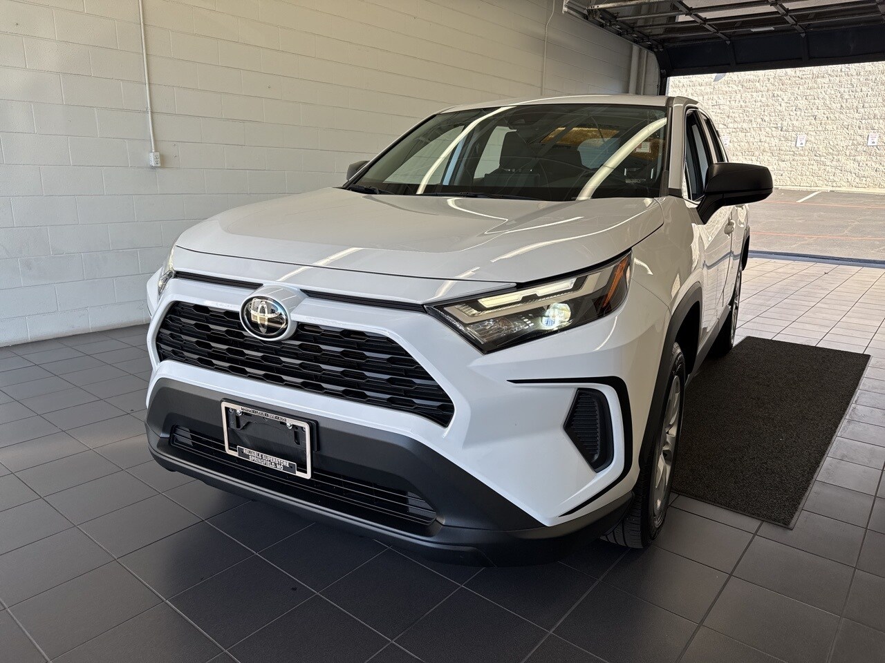 2023 Toyota RAV4 LE photo 3