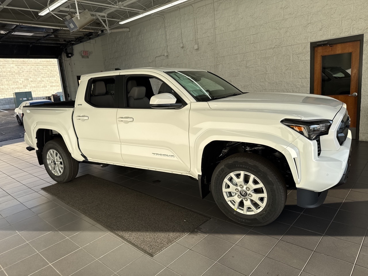 2025 Toyota Tacoma SR5's photo